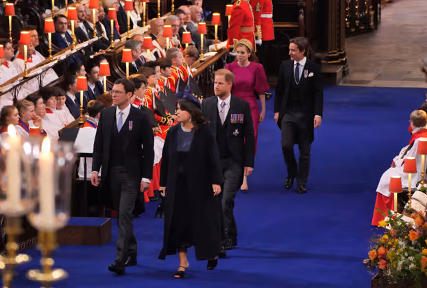 Prinzessin Eugenie und ihr Ehemann Jack Brooksbank, Prinz Harry und Prinzessin Beatrice mit ihrem Ehemann Edoardo Mapelli Mozzi gingen gemeinsam zu ihren Plätzen.