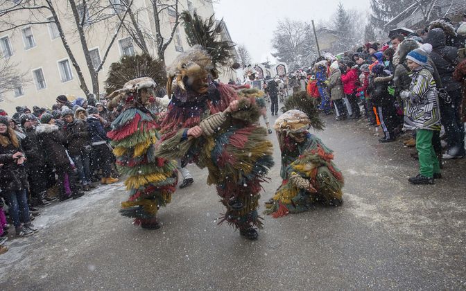 800 Aktive und Tausende Zuschauer trotzten beim Matschgererumzug in Mils den winterlichen Verhältnissen.