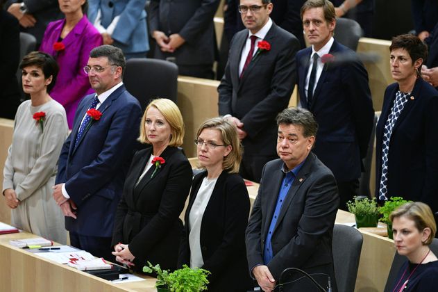 Vorgenommen haben sich die Parteien auch, die Zeit bis zur Regierungsbildung für lebendigen Parlamentarismus zu nützen. Eingebracht wurden alle möglichen Anträge, etwa von den NEOS, die die "Pensionszuckerl" aus der Vorwahlzeit zurückgenommen haben wollen, von der FPÖ, die ein Kopftuchverbot an Schulen bis 14 wünscht oder von der SPÖ, die eine Klimaschutz-Milliarde will.