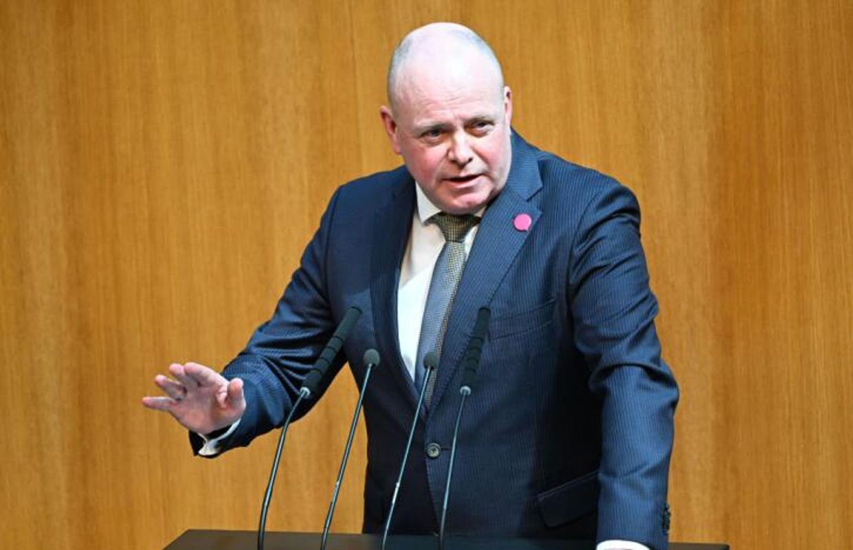 NEOS wollen Überarbeitung der Lohntransparenz-Richtlinie