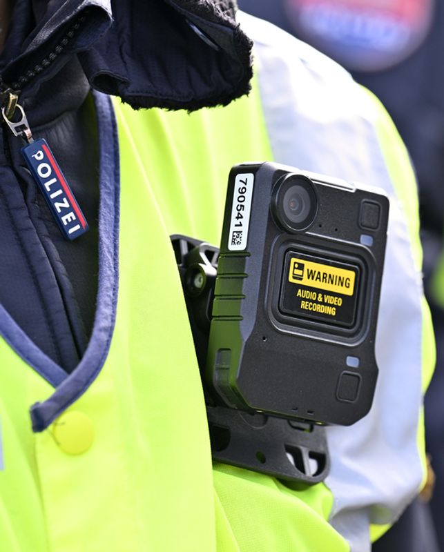 Bei Gartenparty ausgerastet: Bodycam entlarvte Angriffe auf Tiroler Polizeibeamte