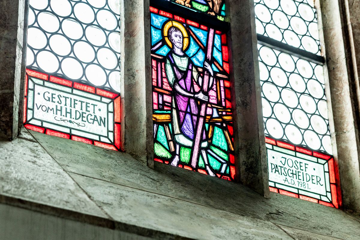 Ehrenring weg, Kirchenfenster bald auch: Jenbach arbeitet Geschichte von Ex-Pfarrer auf