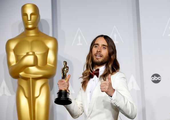 Jared Leto mit seinem Oscar für die beste Nebenrolle.