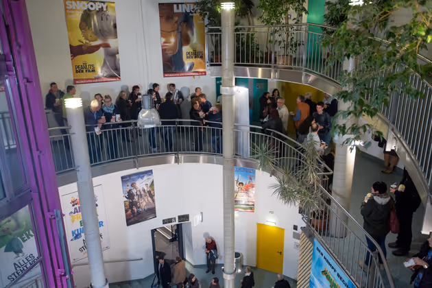 Schlange stehen für 007 im Innsbrucker Metropol.