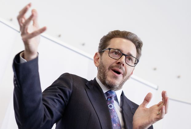 "Wir werden in Österreich mit einer generellen Arbeitszeitverkürzung das Licht abdrehen. Dann können wir uns alle weiße Leintücher umhängen und geordnet zum wirtschaftspolitischen Friedhof marschieren." ... Wirtschaftskammerpräsident Harald Mahrer hat Todesangst vor der 35-Stunden-Woche [...] "Ich kenne das erstens einmal auch gar nicht." ... und will über sparsamen Mineralwasserkonsum in der Opernball-Loge nicht reden.