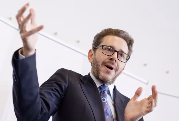 "Wir werden in Österreich mit einer generellen Arbeitszeitverkürzung das Licht abdrehen. Dann können wir uns alle weiße Leintücher umhängen und geordnet zum wirtschaftspolitischen Friedhof marschieren." ... Wirtschaftskammerpräsident Harald Mahrer hat Todesangst vor der 35-Stunden-Woche [...] "Ich kenne das erstens einmal auch gar nicht." ... und will über sparsamen Mineralwasserkonsum in der Opernball-Loge nicht reden.