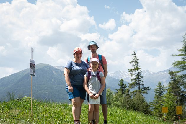 Daniela mit Tochert Leyla und Florian bei der Schmetterlings-Station.