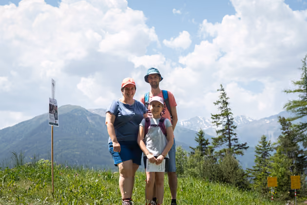 Daniela mit Tochert Leyla und Florian bei der Schmetterlings-Station.