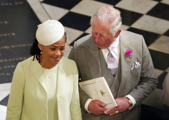 Die königliche Familie zeigt sich entspannt und gut gelaunt. Prinz Charles plaudert mit der Brautmutter beim Verlassen der Kirche...