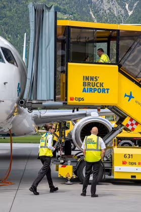 Die Rampe zum Ein- und Aussteigen der Passagiere (Fluggasttreppe) wird an das Flugzeug angekoppelt.