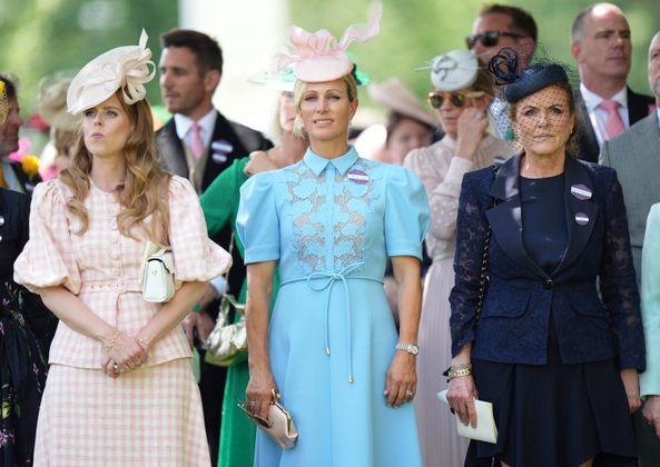 Mitglieder der königlichen Familie an Tag eins des Pferderennens in Ascot. Eine top in Karo gestylte Prinzessin Beatrice (v.l.), Zara Tindall und Sarah Herzogin von York.