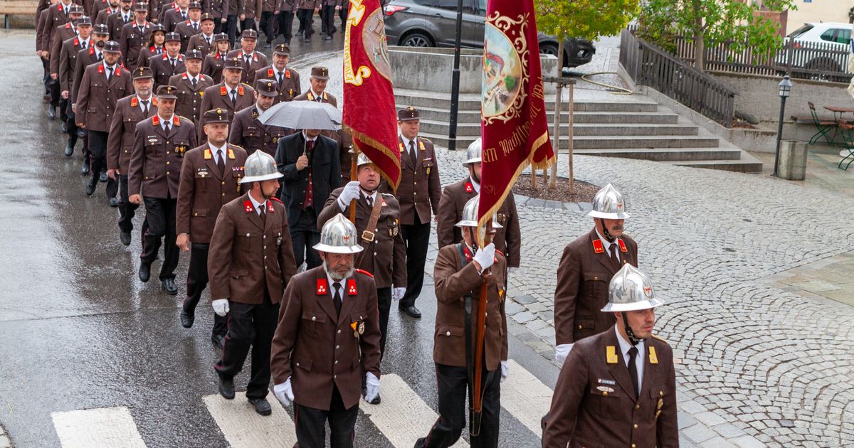 Florianifeier-der-FF-Wenns-Zwei-Kameraden-zu-Ehrenmitgliedern-ernannt