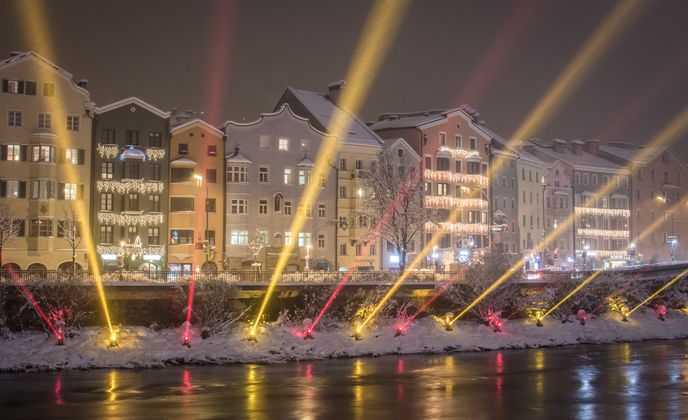 Silvesterbeleuchtung am verschneiten Innufer.