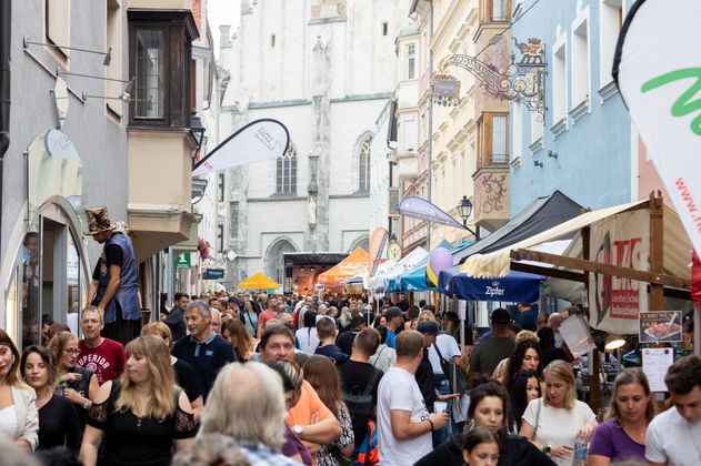 Beim größten Stadtfest im Tiroler Unterland  verwandelt sich die Schwazer Innenstadt in eine farbenfrohe Festmeile. Auf sechs Bühnen treten mehr als 15 Bands live auf und bieten Musik für jeden Geschmack.