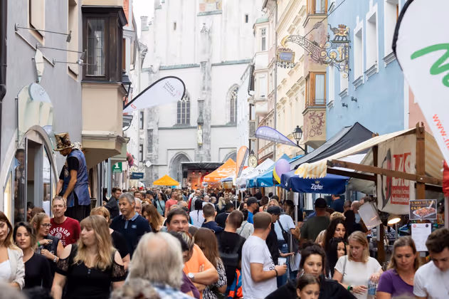 Beim größten Stadtfest im Tiroler Unterland  verwandelt sich die Schwazer Innenstadt in eine farbenfrohe Festmeile. Auf sechs Bühnen treten mehr als 15 Bands live auf und bieten Musik für jeden Geschmack.