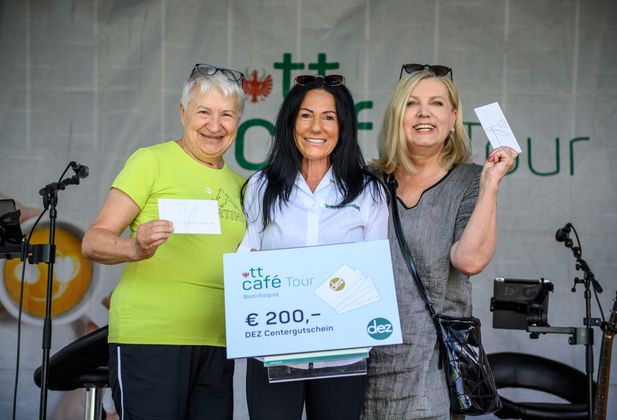 Die Gewinnerinnen der ersten Quizrunde:  Edeltraud Lang (l.) und Ursula Schwarz (r.) mit Manuela Kofler.