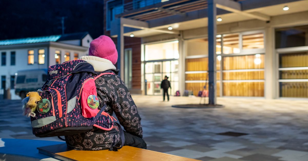 Kalt-dunkel-kein-Klo-Sch-ler-m-ssen-in-Steinach-fast-halbe-Stunde-drau-en-warten