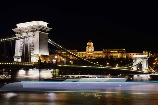 Budapests Kettenbrücke und Schloss Buda.