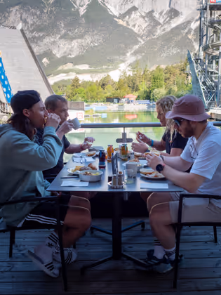 Energie für deinen Tag voller Action mit einem Frühstück am See.