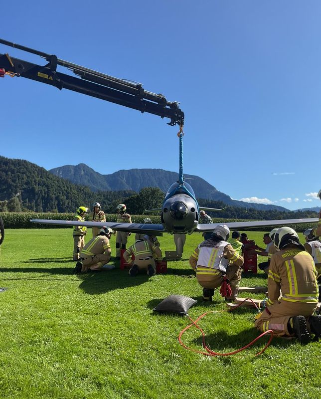Fahrwerk nicht ausgefahren: Kleinflugzeug schlitterte in Langkampfen über Flugplatz