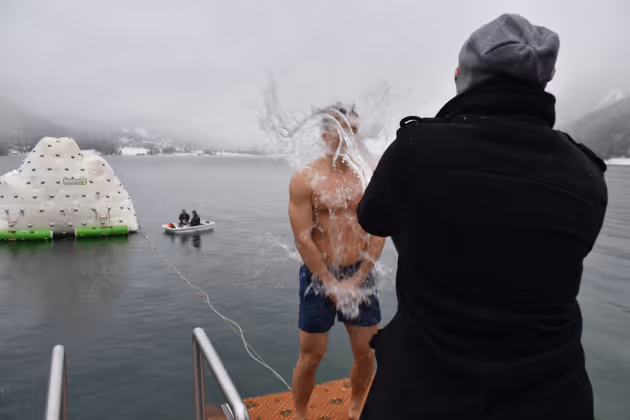 Das Silvesterschwimmen im Achensee ist nichts für Warmduscher.