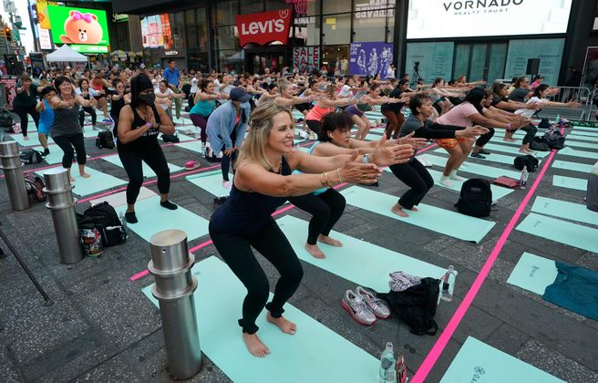 Vom frühen Donnerstagmorgen an versammelten sich bei Temperaturen von mehr als 30 Grad Celsius Menschen zu einstündigen kostenlosen Kursen auf Verkehrsinseln des belebten Platzes in Manhattan. 