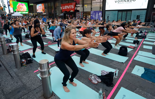 Vom frühen Donnerstagmorgen an versammelten sich bei Temperaturen von mehr als 30 Grad Celsius Menschen zu einstündigen kostenlosen Kursen auf Verkehrsinseln des belebten Platzes in Manhattan. 