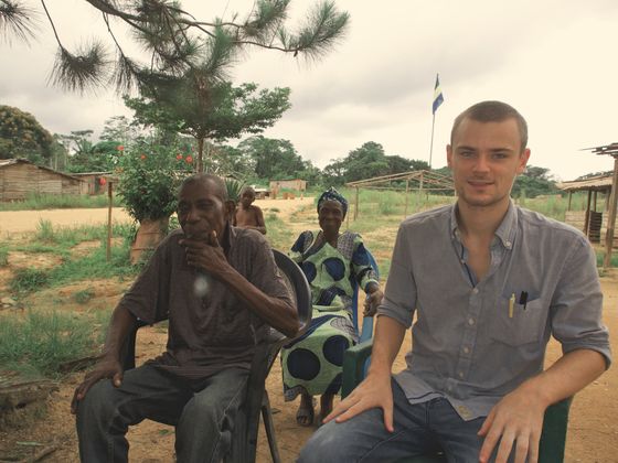 Felix Lötsch in einem kleinen Dorf mit rund 80 Einwohnern 60km südlich von Lambaréné mit dem Chef de Village.