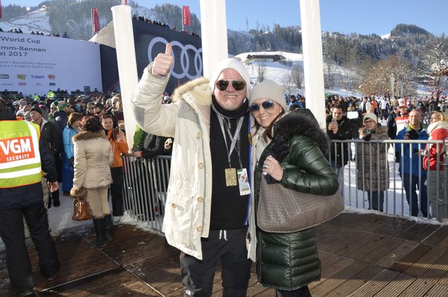 Beim Anfeuern der Skihelden gesichtet auch Häkelkäppi Gerry Friedle alias DJ Ötzi mit seiner Frau Sonja.