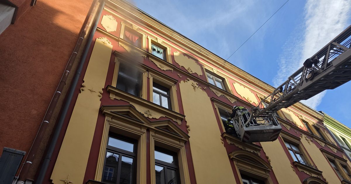 Rettung-ber-die-Drehleiter-Zwei-Verletzte-und-eine-tote-Katze-bei-Wohnungsbrand-in-Innsbruck