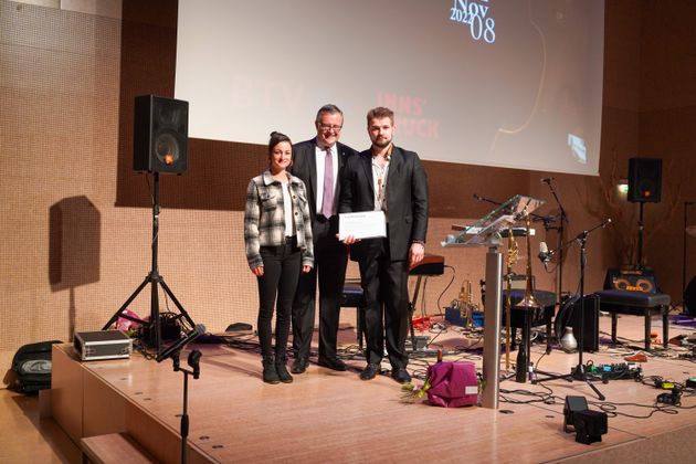 Max Glanz (Mitte) bekam den Nachwuchspreis von BTV-Vorstandmitglied Mario Pabst überreicht. Links im Bild: TAT-Obfrau Miriam Schmid.