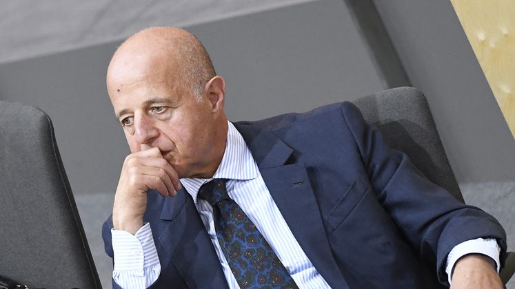 "Eine Regierung, die Leuten, denen es eh schon schlecht geht, noch Geld wegnimmt und das als Leuchtturmprojekt bezeichne, so eine Regierung kommt mir reichlich schlicht vor." ... Ex-Justizminister Clemens Jabloner geht mit Türkis-Blau hart ins Gericht.
