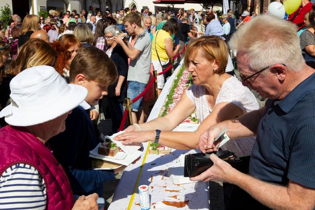 Die Besucher wollten natürlich alle von den Köstlichkeiten probieren.