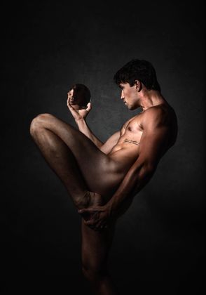 Das australische Ausnahmetalent Locke Venurato, seit Oktober beim Limonada Ensemble, tanzt in Dorian Gray die Hauptrolle. 