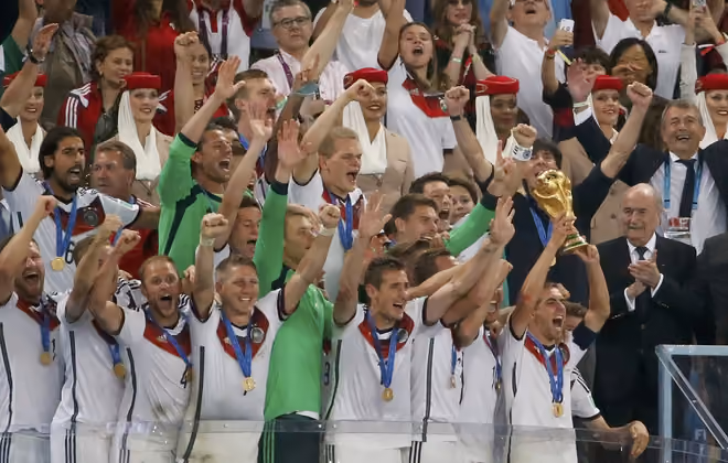Kapitän Philipp Lahm blieb das Recht vorbehalten, den WM-Pokal als erster deutscher Kicker in den Nachthimmel zu stemmen.