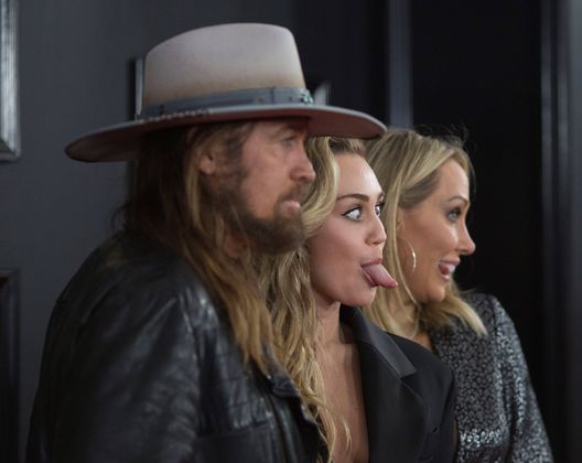 Miley Cyrus (m.) posiert mit ihrer Familie.