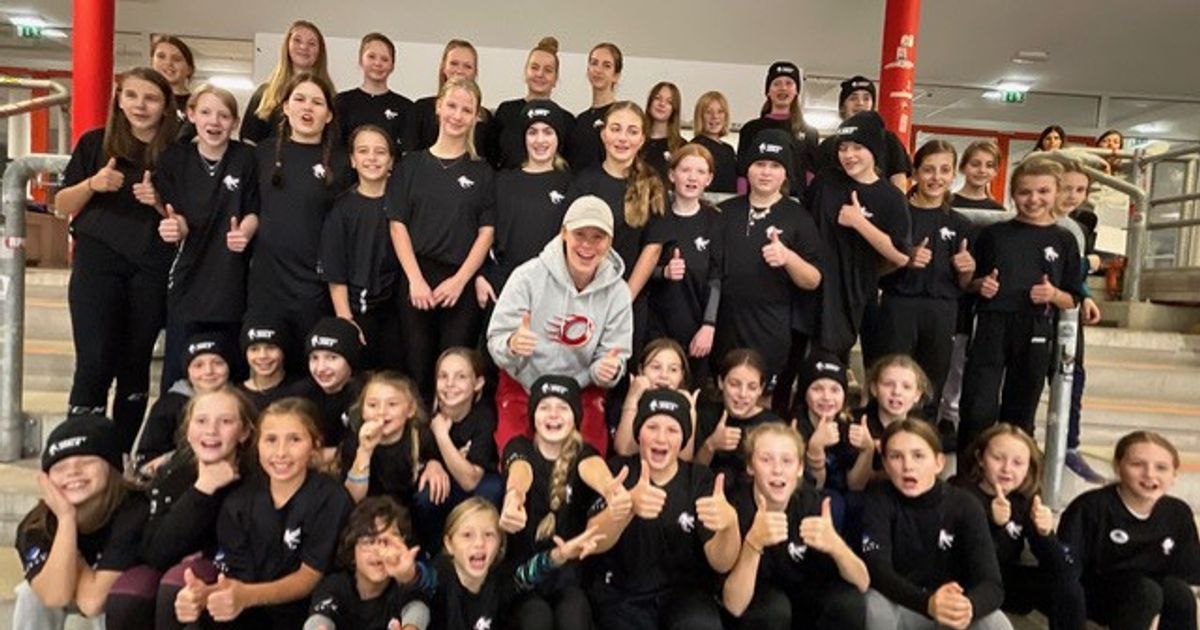 Training-mit-Eishockey-Profi-Camp-in-Kitzb-hel-lie-M-dchenaugen-strahlen