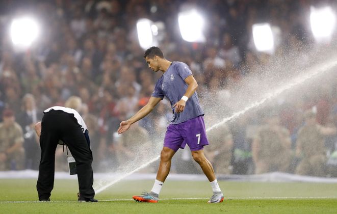 Noch kurz eine Abkühlung vom Rasensprenger bevor es für Ronaldo und Co. losging.