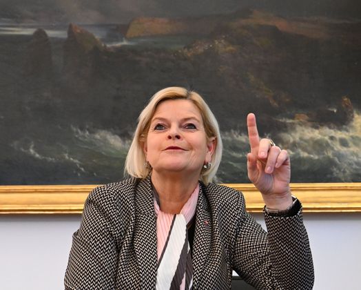Verteidigungsministerin Klaudia Tanner (ÖVP) wird diesen Sommer „ein paar ruhige Tage in ihrer Heimat, im schönen Bezirk Scheibbs“ mit Mann und Tochter zu Hause verbringen. 