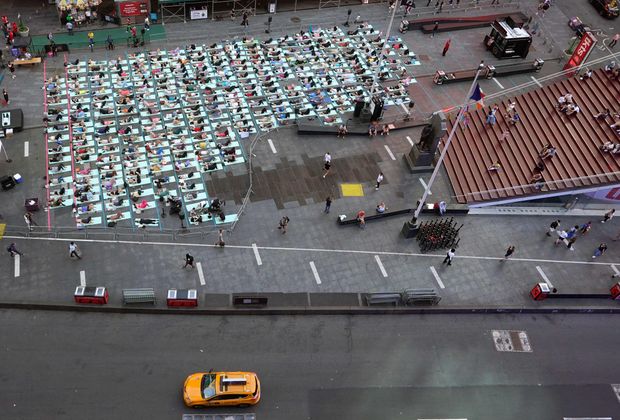 Die vom Nachbarschaftsverband Times Square Alliance anlässlich des Welt- Yoga-Tages angebotene Veranstaltung fand in diesem Jahr bereits zum 22. Mal statt.
