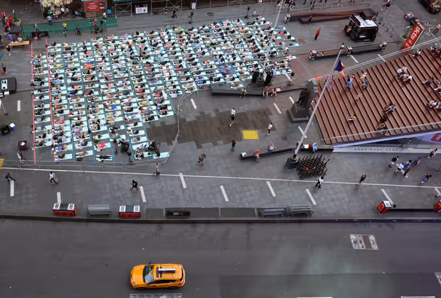 Die vom Nachbarschaftsverband Times Square Alliance anlässlich des Welt- Yoga-Tages angebotene Veranstaltung fand in diesem Jahr bereits zum 22. Mal statt.