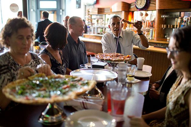 Zusammen mit fünf Menschen aus Colorado, die dem Weißen Haus Briefe über ihre Schwierigkeiten in der heutigen Wirtschaft schrieben, genießt Obama im Wazee Supper Club in Denver ein paar Pizzas.