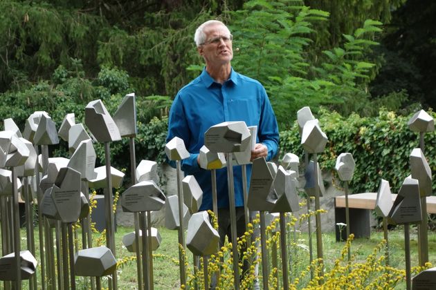 Der Kramsacher Künstler Alois Schild (Bild) und acht weitere Teilnehmer der Gedenkfeier, darunter etwa die Haller Bürgermeisterin Eva Posch, trugen die Namen aller 360 Ermordeten vor.