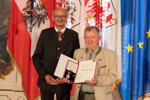 Hans Gross erhielt den Tiroler Adler-Orden in Silber für seine Verdienste als Entwicklungshelfer in der Tiroler Auswanderergemeinde Pozuzo in Peru.