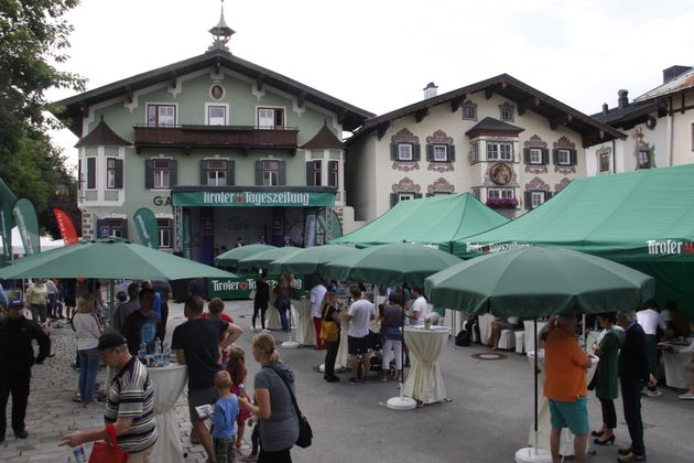 Wer die strengen Sicherheitskontrollen passiert hatte, durfte sich am Samstagvormittag am St. Johanner Hauptplatz über Gratis-Kaffee, Mineralwasser und Gebäck freuen.