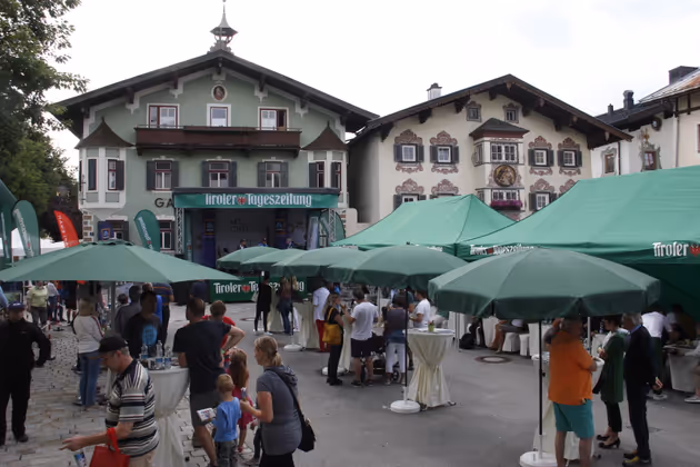 Wer die strengen Sicherheitskontrollen passiert hatte, durfte sich am Samstagvormittag am St. Johanner Hauptplatz über Gratis-Kaffee, Mineralwasser und Gebäck freuen.