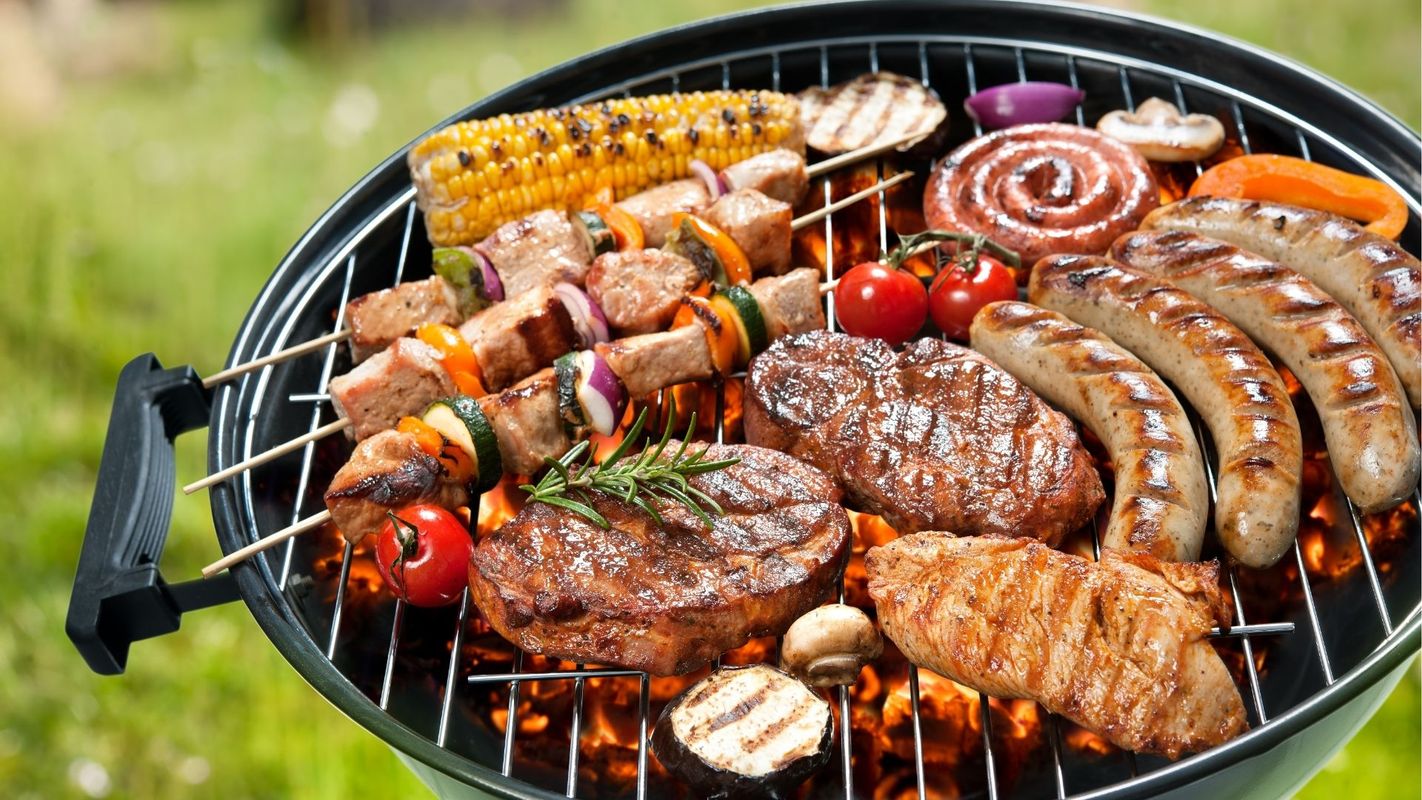 Von Fleisch und Maiskolben bis Knoblauchsauce und kühlem Bier: So grillt Tirol