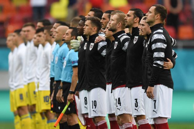 Österreichs Spieler nahmen für die Bundeshymne Aufstellung.
