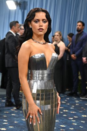 Jenna Ortega trug bei der Met Gala ein Metallkleid von Balmain, kombiniert mit Diamantschmuck von Hearts On Fire und Grown Brilliance.
