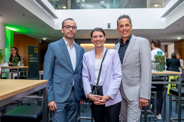 Freuen sich über die gelungene Preisverleihung (v.l.): TT-Verlagsgeschäftsführer Matthias Krapf, Daniela Almer (Ihr Notariat Tirol) und Walter Peer (Wiener Städtische Versicherung).
